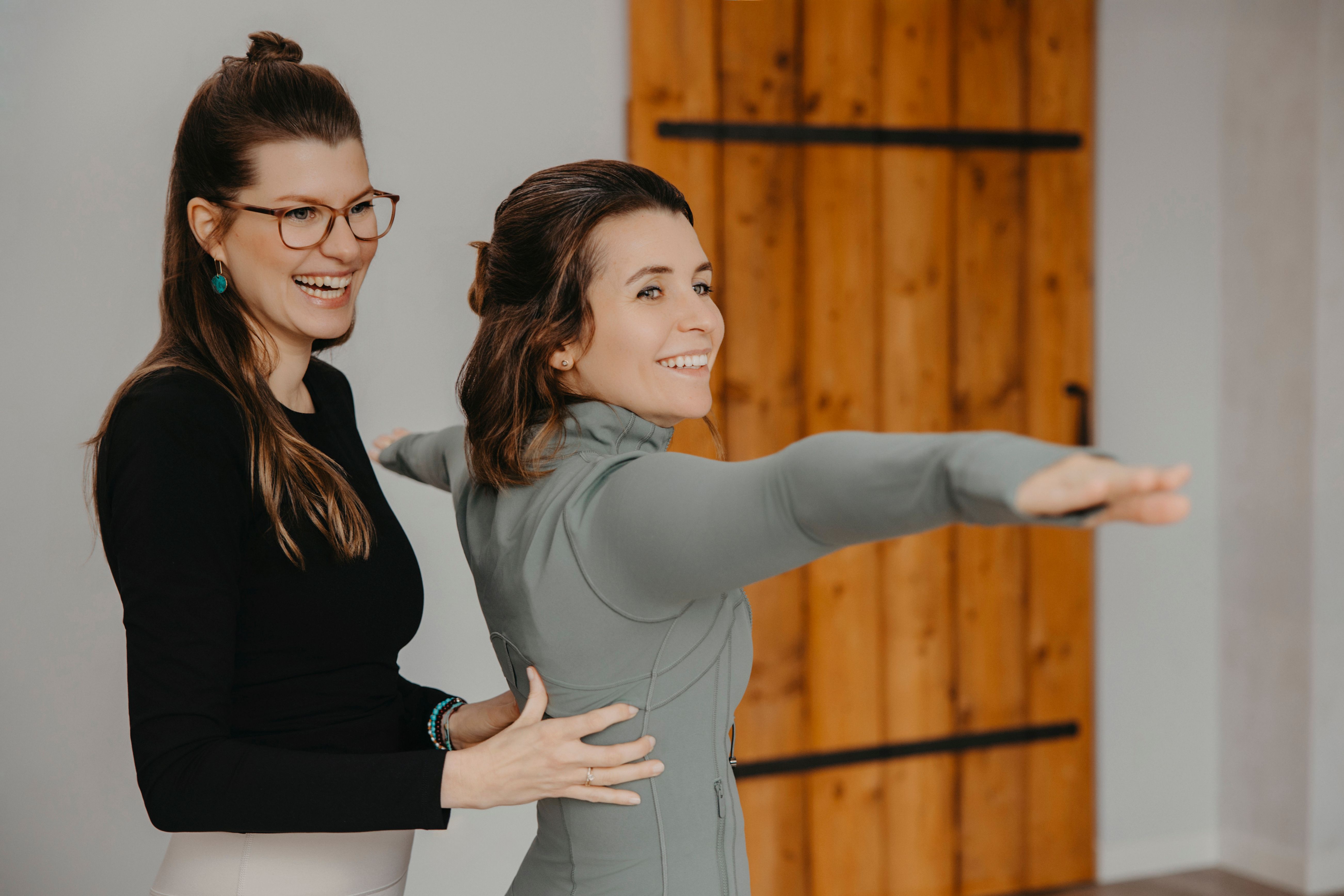 Sharon begleitet eine Schülerin im Krieger zwei.
