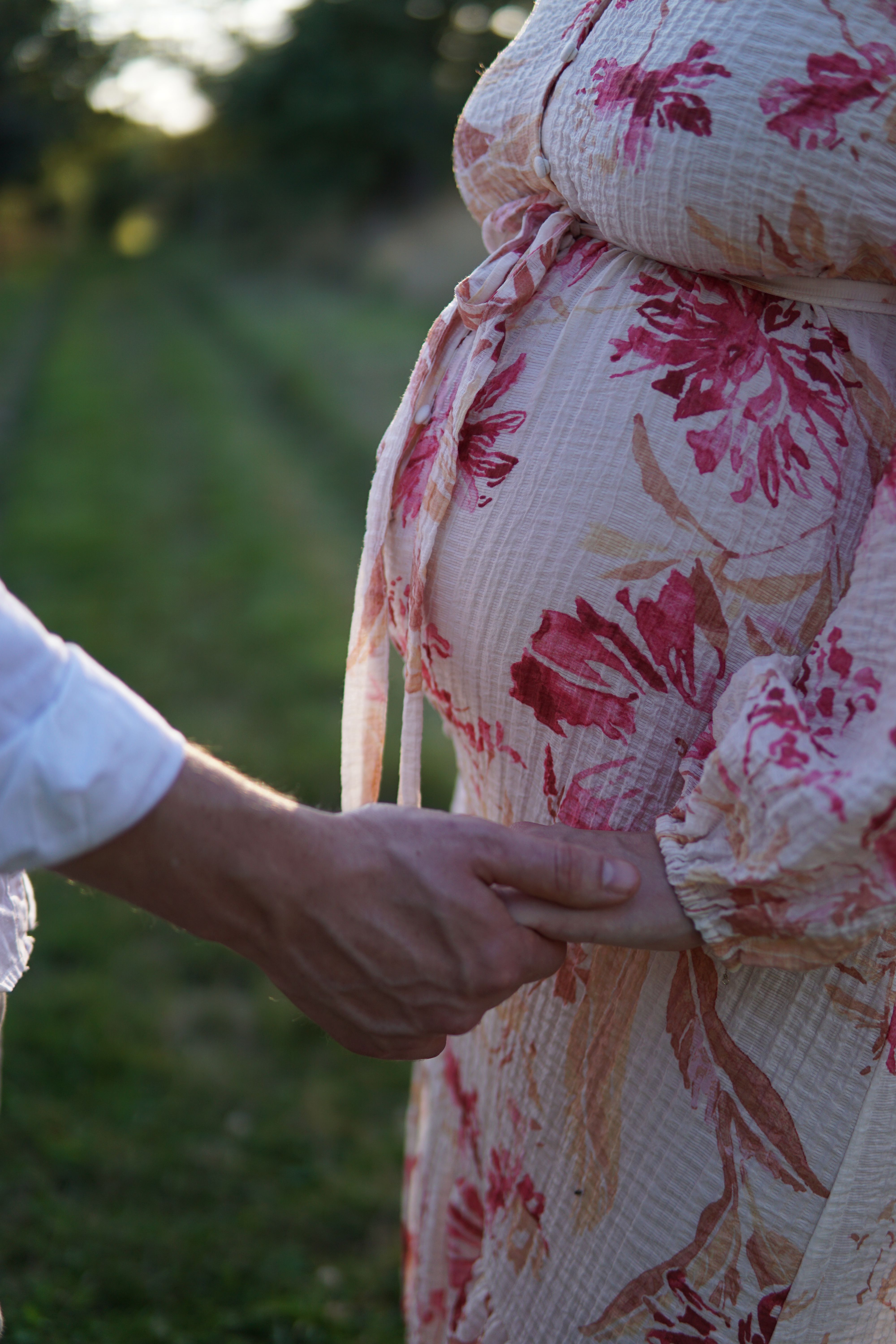 Seitenansicht einer schwangeren Frau mit deutlichem Babybauch.